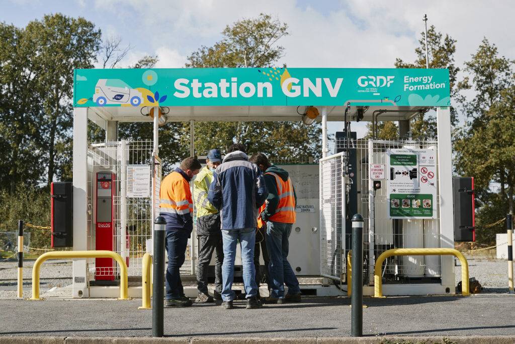 Groupe de personne devant une station GNV